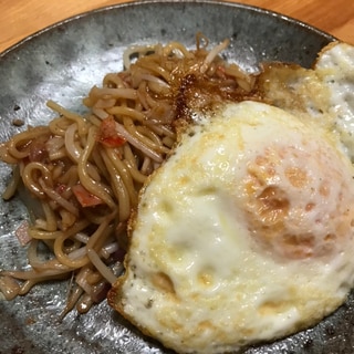 目玉焼きのせツナとカニカマの焼きそば